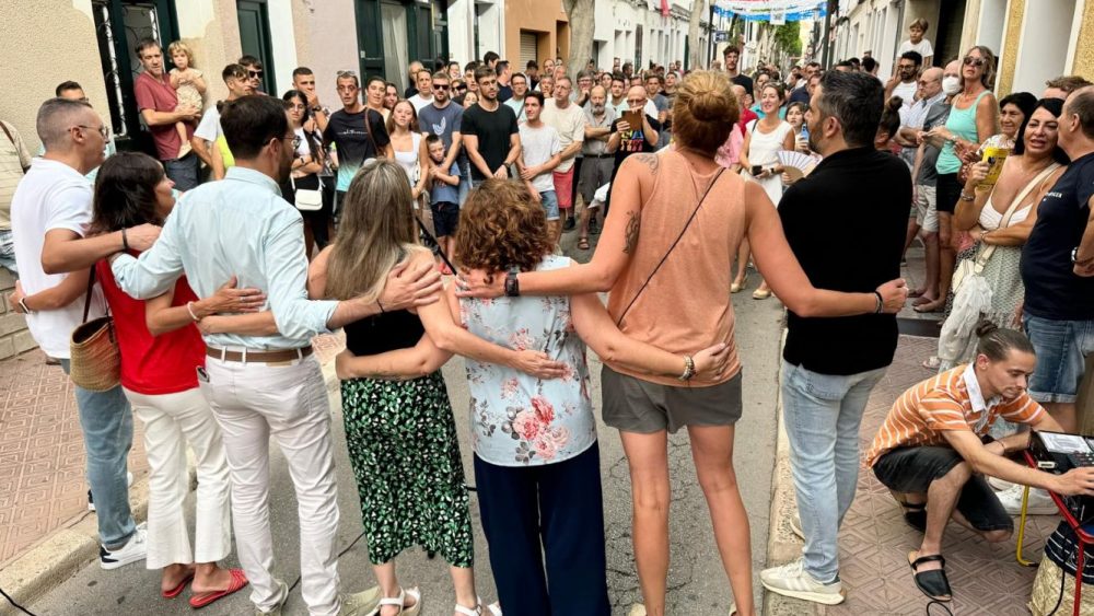 Autoridades y asistentes, cantando el himno de Maó (Fotos y vídeo: Tolo Mercadal)