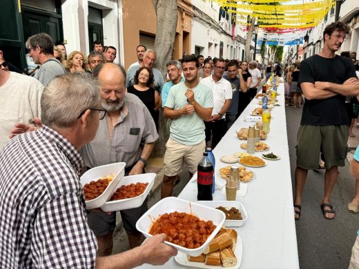 (Vídeo y fotos) Multitudinario “berenar de caixers” en Maó