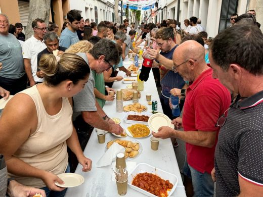 (Vídeo y fotos) Multitudinario “berenar de caixers” en Maó