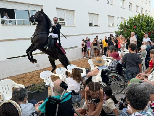 (Vídeo y fotos) La “qualcada” visita el geriátrico y llega a la ermita de Gràcia