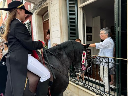 (Vídeo y fotos) La “qualcada” visita el geriátrico y llega a la ermita de Gràcia