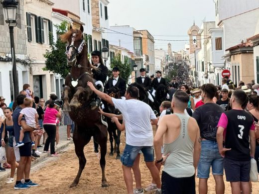 (Vídeo y fotos) La “qualcada” visita el geriátrico y llega a la ermita de Gràcia