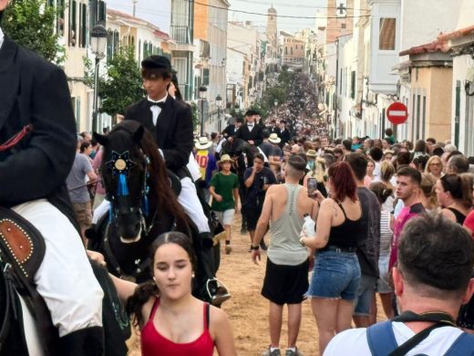 (Vídeo y fotos) La “qualcada” visita el geriátrico y llega a la ermita de Gràcia