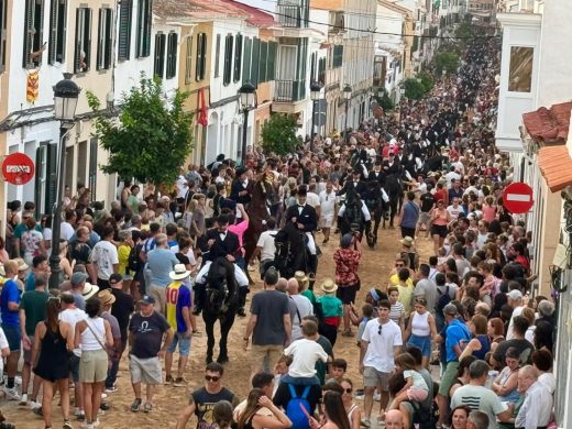 (Vídeo y fotos) La “qualcada” visita el geriátrico y llega a la ermita de Gràcia