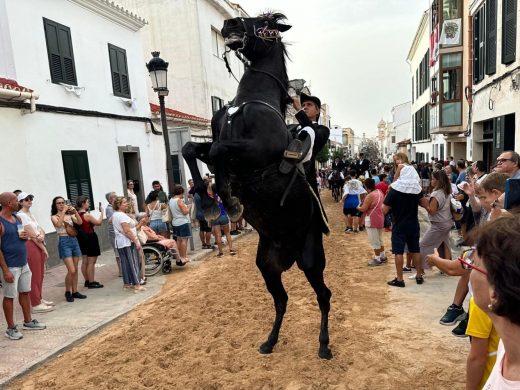 (Vídeo y fotos) La “qualcada” visita el geriátrico y llega a la ermita de Gràcia