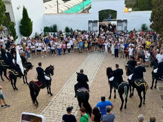 (Vídeo y fotos) La “qualcada” visita el geriátrico y llega a la ermita de Gràcia