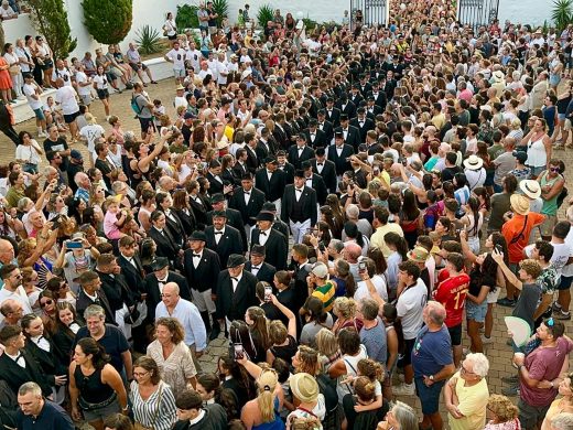 (Vídeo y fotos) La “qualcada” visita el geriátrico y llega a la ermita de Gràcia