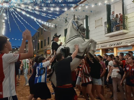 (Fotos) Ambientazo en el jaleo nocturno de Sant Nicolau