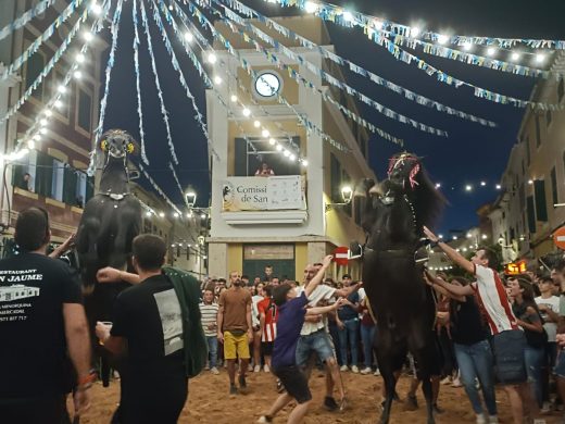 (Fotos) Ambientazo en el jaleo nocturno de Sant Nicolau