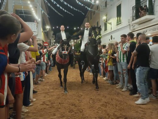 (Fotos) Ambientazo en el jaleo nocturno de Sant Nicolau