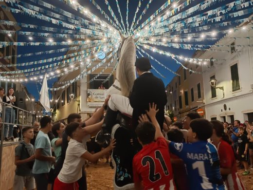 (Fotos) Ambientazo en el jaleo nocturno de Sant Nicolau