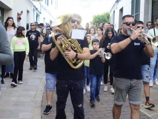 (Fotos) Una multitudinaria “Festa de Caixers” pone fin al verano en Menorca