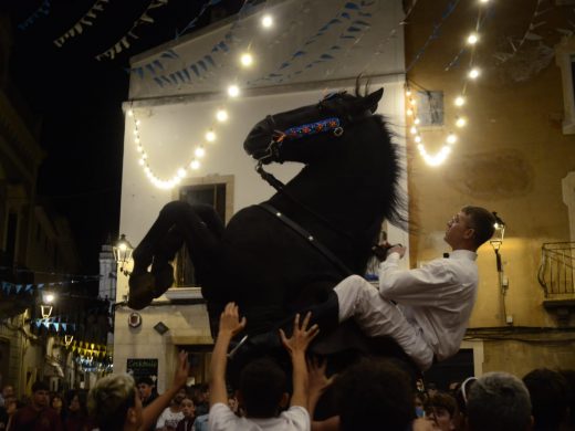 (Fotos) Una multitudinaria “Festa de Caixers” pone fin al verano en Menorca