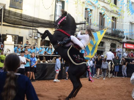 (Fotos) Una multitudinaria “Festa de Caixers” pone fin al verano en Menorca