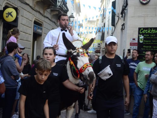 (Fotos) Una multitudinaria “Festa de Caixers” pone fin al verano en Menorca