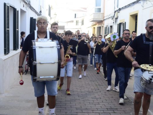 (Fotos) Una multitudinaria “Festa de Caixers” pone fin al verano en Menorca