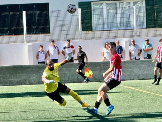 (Fotos) El Mercadal se lleva un inédito derbi ante el Migjorn