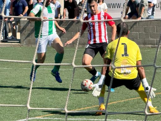 (Fotos) El Mercadal se lleva un inédito derbi ante el Migjorn