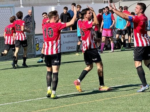 (Fotos) El Mercadal se lleva un inédito derbi ante el Migjorn