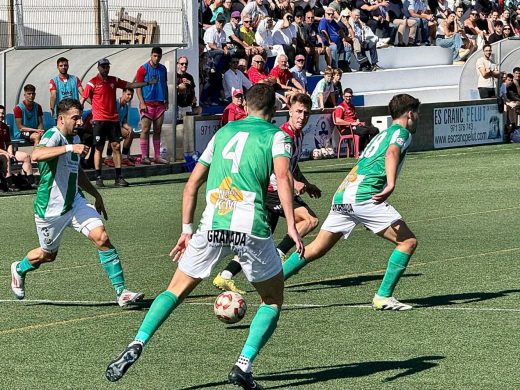 (Fotos) El Mercadal se lleva un inédito derbi ante el Migjorn