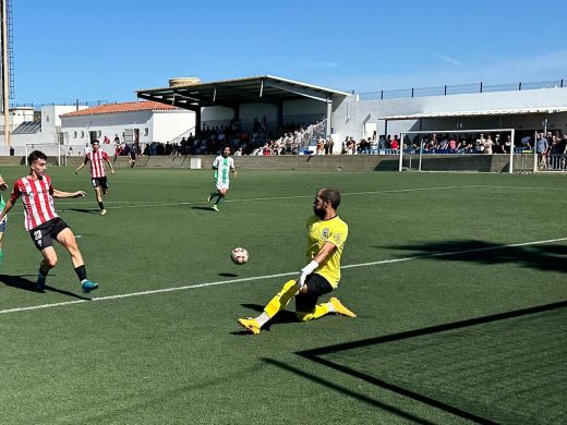 (Fotos) El Mercadal se lleva un inédito derbi ante el Migjorn