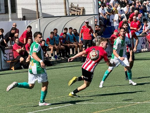 (Fotos) El Mercadal se lleva un inédito derbi ante el Migjorn