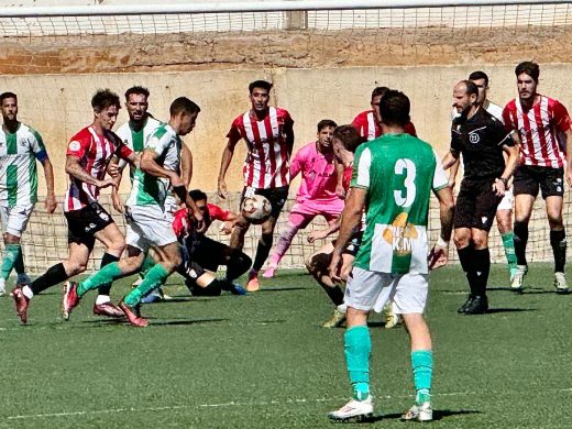 (Fotos) El Mercadal se lleva un inédito derbi ante el Migjorn