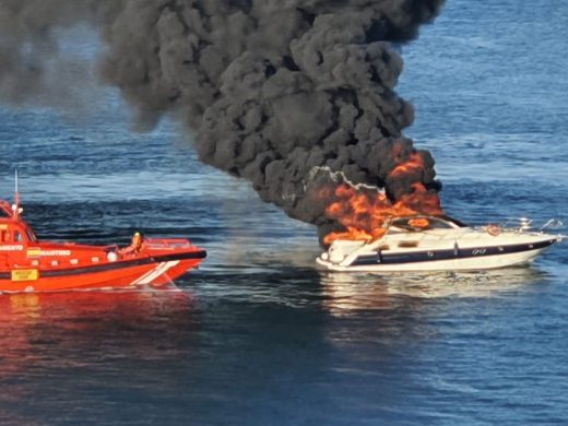 (Vídeo) Un yate se incendia en aguas de Cala Corb