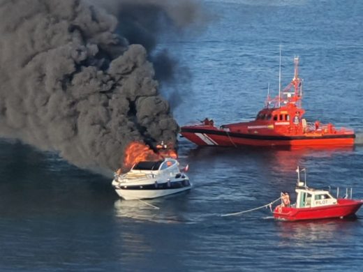 (Vídeo) Un yate se incendia en aguas de Cala Corb