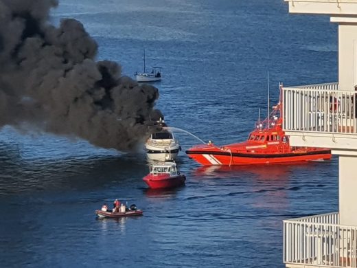 (Vídeo) Un yate se incendia en aguas de Cala Corb