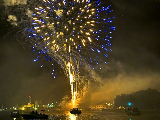 (Fotos) Fuegos artificiales para poner el punto final a Gràcia 2024