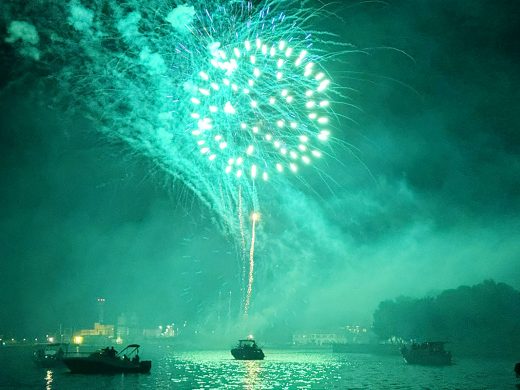 (Fotos) Fuegos artificiales para poner el punto final a Gràcia 2024