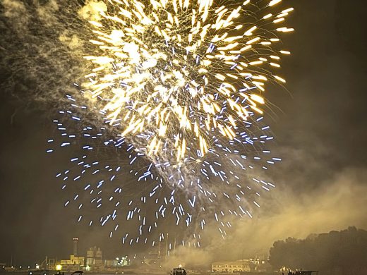 (Fotos) Fuegos artificiales para poner el punto final a Gràcia 2024