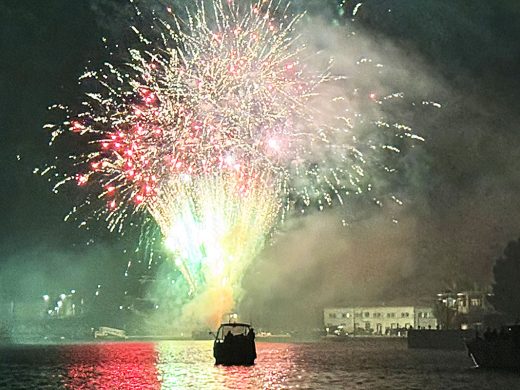 (Fotos) Fuegos artificiales para poner el punto final a Gràcia 2024