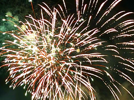 (Fotos) Fuegos artificiales para poner el punto final a Gràcia 2024