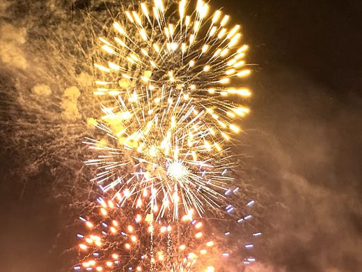 (Fotos) Fuegos artificiales para poner el punto final a Gràcia 2024