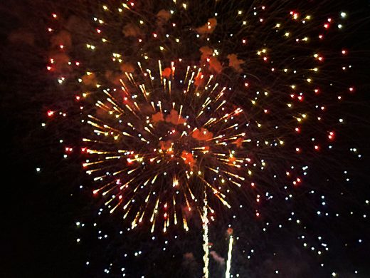 (Fotos) Fuegos artificiales para poner el punto final a Gràcia 2024