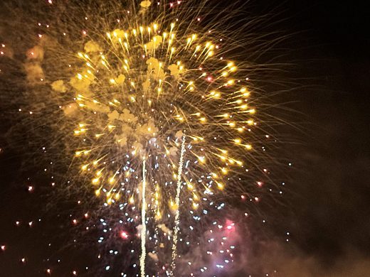 (Fotos) Fuegos artificiales para poner el punto final a Gràcia 2024