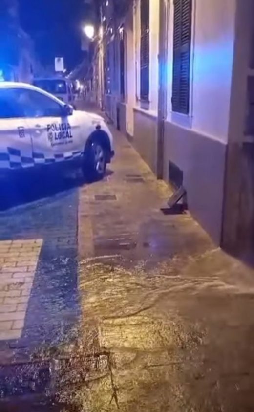 Imagen de la fuga de agua (Foto: Policia Local de Maó)