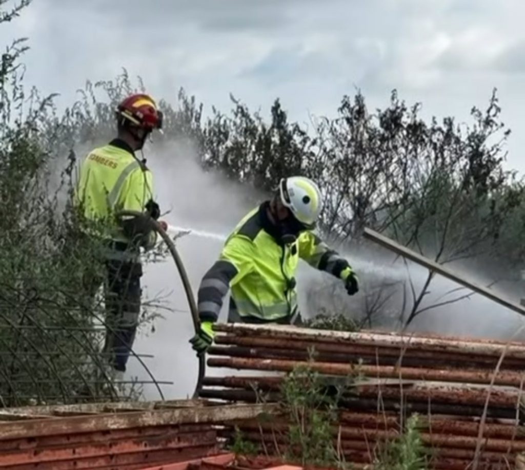 Los bomberos, en plena actuación (Foto: Policia Local)