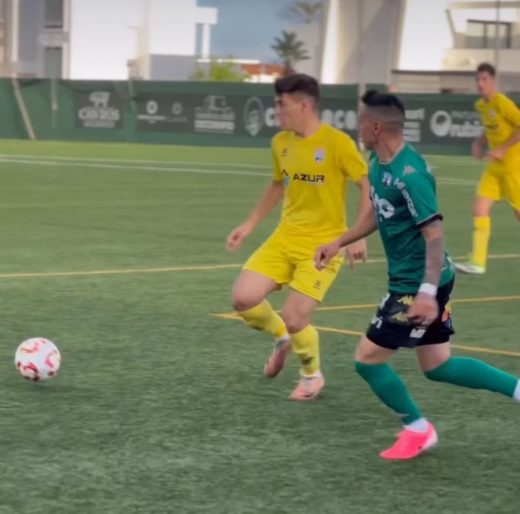 Balón dividido en un lance del juego (Foto: PE Sant Jordi)