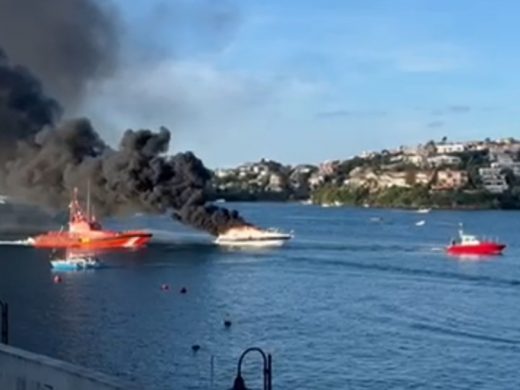 (Vídeo) Un yate se incendia en aguas de Cala Corb