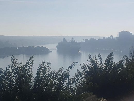 (Fotos) La niebla cubre el puerto de Maó durante las primeras horas del día