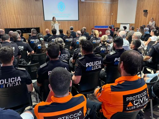 (Fotos) Maó rinde homenaje a 19 agentes de la Policía Local y a Protección Civil