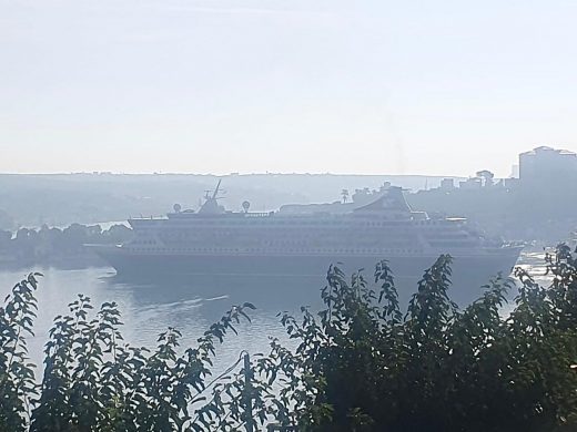 (Fotos) La niebla cubre el puerto de Maó durante las primeras horas del día