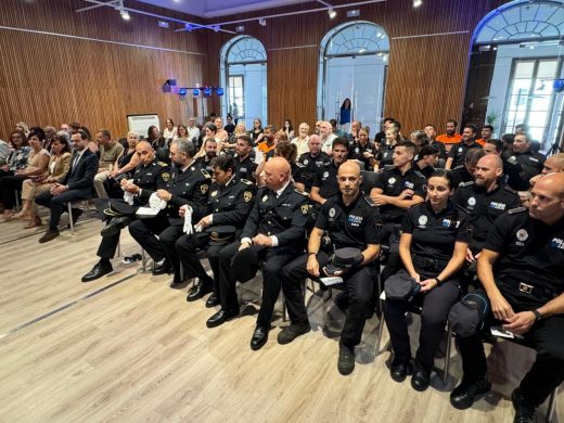 (Fotos) Maó rinde homenaje a 19 agentes de la Policía Local y a Protección Civil