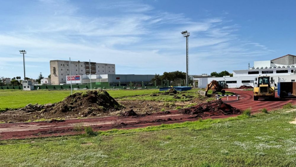 Obras en la pista de atletismo de Maó.