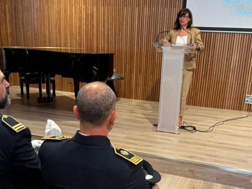 (Fotos) Maó rinde homenaje a 19 agentes de la Policía Local y a Protección Civil