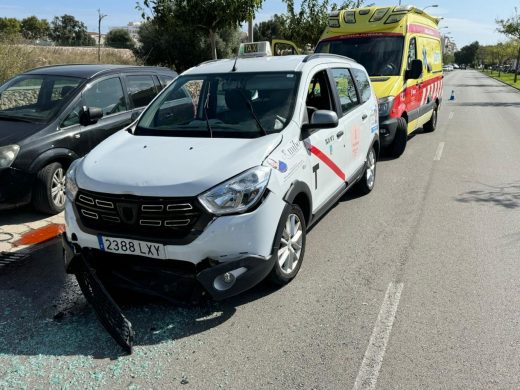 (Fotos) Un choque en cadena en la Vía Ronda de Maó causa heridos y grandes retenciones