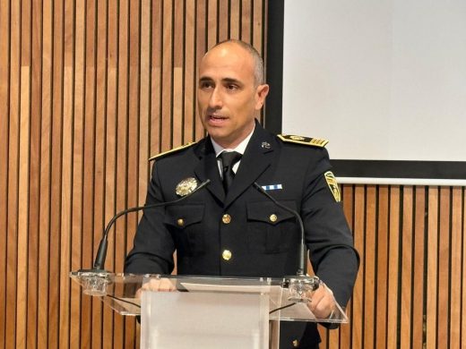 (Fotos) Maó rinde homenaje a 19 agentes de la Policía Local y a Protección Civil